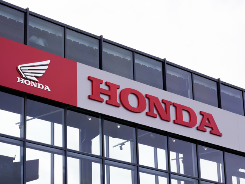 Tampilan gedung dealer motor Honda Jakarta resmi dengan logo Honda pada bagian depan showroom.