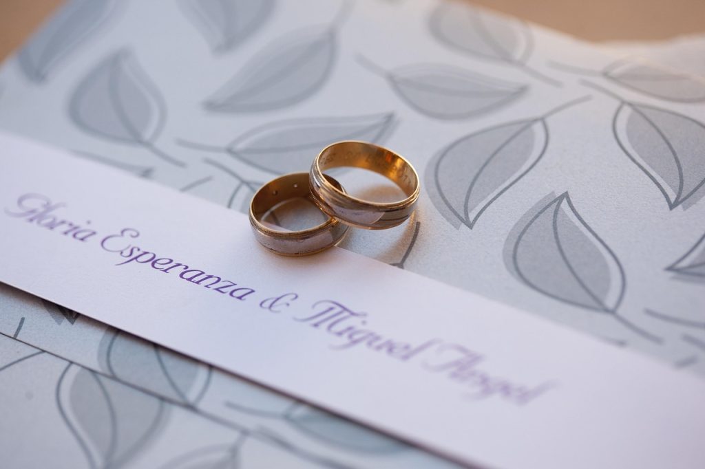 gambar cincin dan kartu undangan